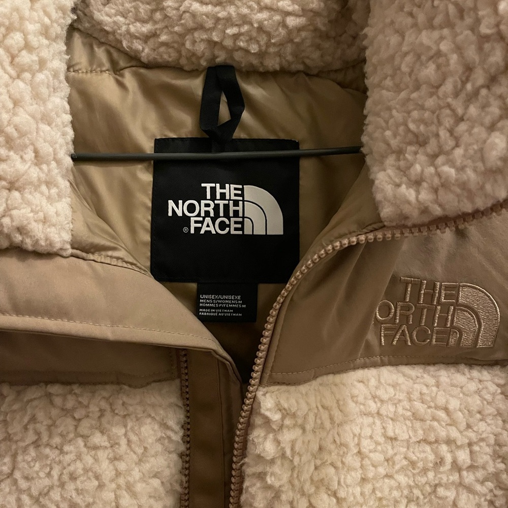 The North Face Nupste Beige and Cream Sherpa Jacket Unisex - Picture 4 of 5